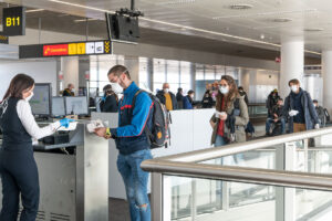 Brussels Airport distributes face masks to passengers and staff